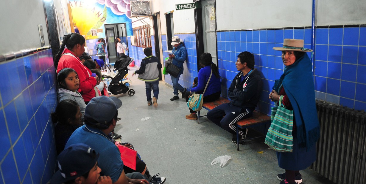 Extranjeros denuncian demoras y dificultades para recibir atención en hospitales públicos argentinos